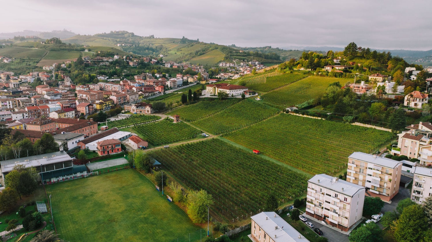 Aerial view of a Piedmont hill town surrounded by rolling vineyards — Adriano Marco e Vittorio