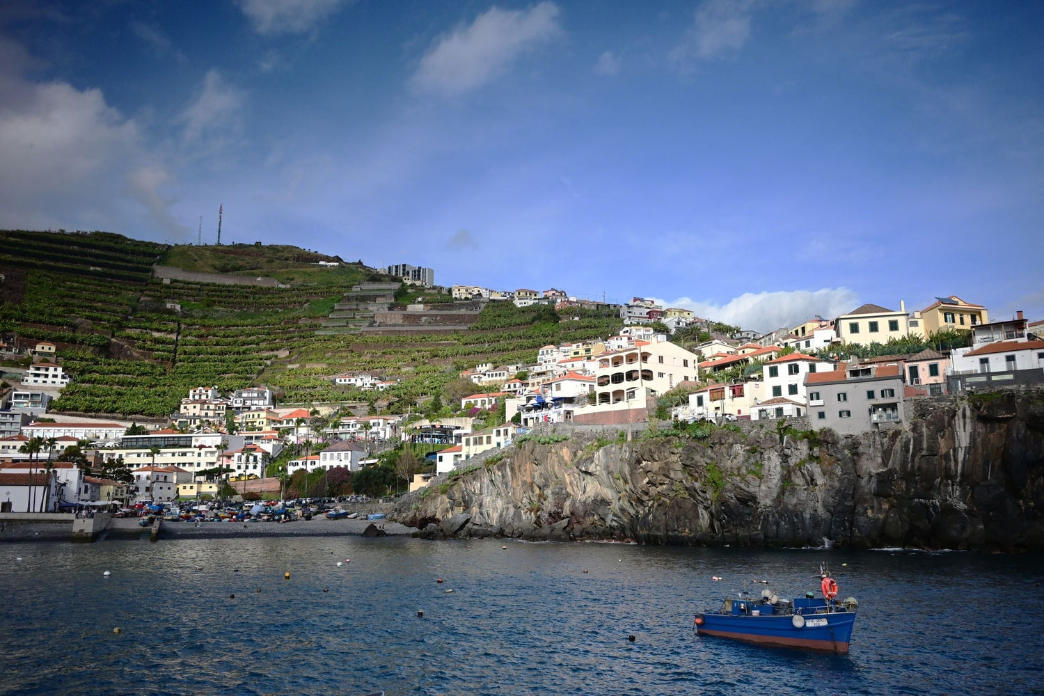 Colourful Atlantic coastal village with terraced vineyards climbing the sea cliffs above, Portugal — Bairrada