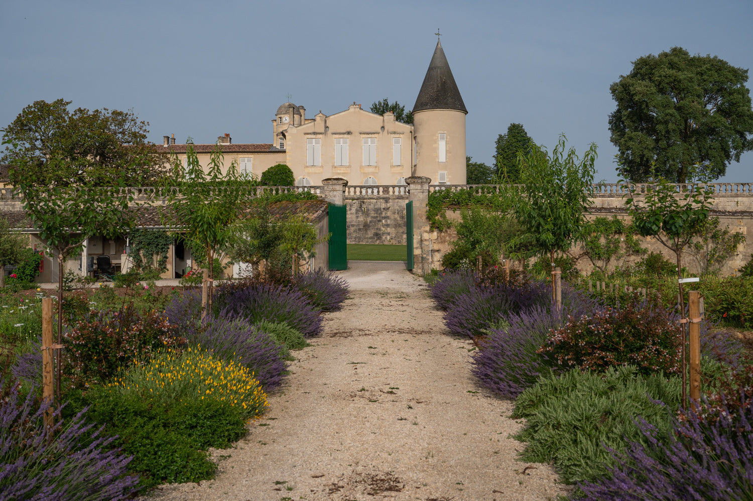 Château Lafite Rothschild estate and tower seen from its formal gardens, Pauillac, Bordeaux, France. Photo: MaT-WiKi1, Wikimedia Commons (CC BY-SA 4.0)