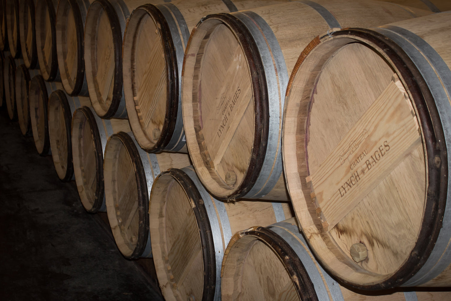 Rows of oak barrels in the cellars of Château Lynch-Bages, Pauillac, Famille JM Cazes, Bordeaux, France. Photo: rafa_luque, Wikimedia Commons (CC BY 2.0)