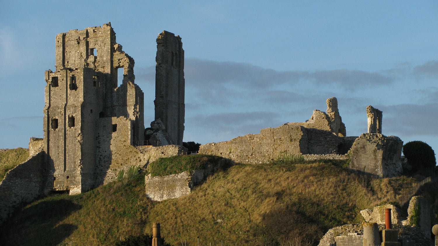 Ruined medieval castle on a Dorset hilltop at golden hour, heart of Oatley Vineyard wine country, South West England. Photo: Chin tin tin (CC BY 3.0)