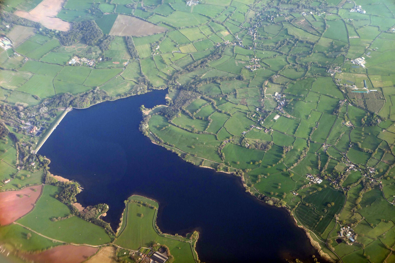 Aerial view of Blagdon Lake reservoir, North Somerset — countryside overlooked by Sutton Ridge Vineyard in the Yeo Valley. Photo: Adam Cli (CC BY-SA 4.0)